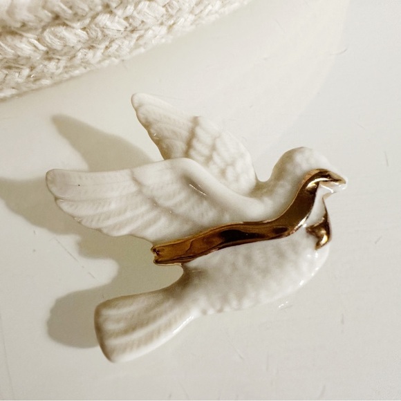 Lenox Accessories - Vintage Lenox Porcelain Dove Peace Brooch Hat Scarf Vest Pin 2"x1.5"